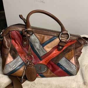 Fossil handbag with long strap. Roomy interior. Gently used. Good condition.